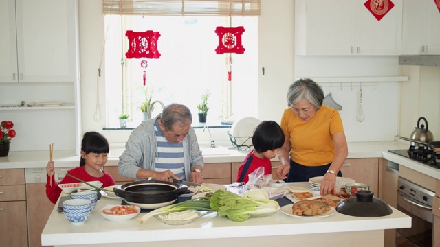 爷爷奶奶和孩子们准备吃火锅过春节