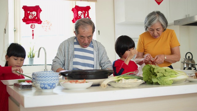 春节时，孙辈们帮忙准备火锅