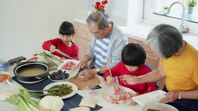 往下倾斜高角度拍摄亚洲家庭在中国新年烹饪