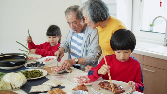 高角度观看亚洲家庭烹饪在中国新年