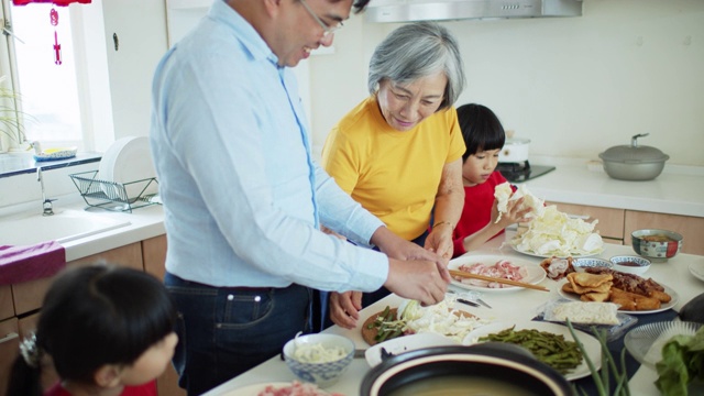 孩子们帮爸爸和奶奶做饭过春节