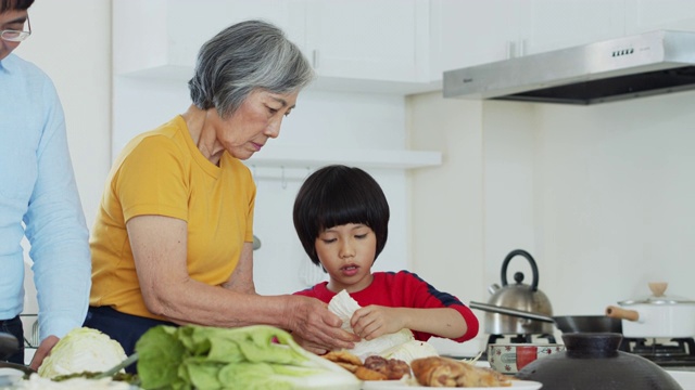 小男孩在台湾家庭为火锅准备蔬菜