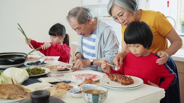 孩子们在春节帮祖父母做饭