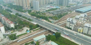 深圳和路过的火车。中国鸟瞰图