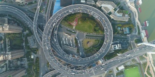 中国上海市环线路口。交通圈。鸟瞰图垂直向下视图