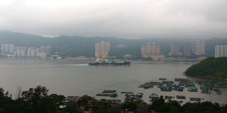 一艘货船穿过香港马湾附近的东湾湾。四轴飞行器的全景图