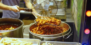 小龙虾在上海被烹饪和供应。