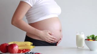 孕妇吃健康食品，喝牛奶视频素材模板下载