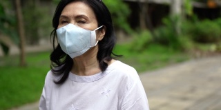 因空气污染而戴防护口罩的女人