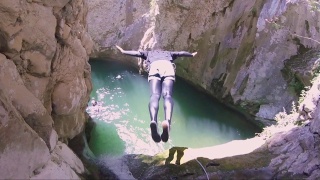 潜入峡谷中的一个小湖里视频素材模板下载