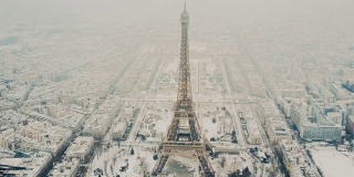 空中游览埃菲尔铁塔，雪天下的巴黎