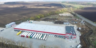 货物仓库鸟瞰图。物流中心位于工业城区上空。物流中心卡车装车鸟瞰图
