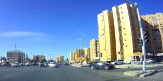 沙特国王路和阿卜杜勒-阿齐兹·伊本·穆赛迪本·贾拉维圣大街交叉口的交通繁忙