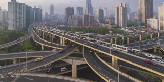 空中运动日时间高架公路交汇处x形道路日落时的鸟瞰图时间间隔。交通运输概念在城市城市，上海市中心，中国在4k视频