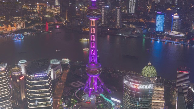 空中时光流逝的上海塔地标在夜间与黄浦江交通交通城市天际线