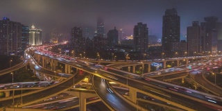 白天到夜晚的空中运动高架公路交汇处x形道路日落时的鸟瞰图时间流逝。交通运输概念在城市城市，上海市中心，中国在4k视频