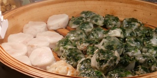 碗与热亚洲饺子。木碗和美味的传统泰国饺子摆在街边的小摊上