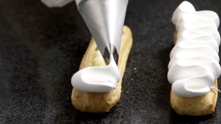 糕点师将奶油涂在美味的泡芙上视频素材模板下载