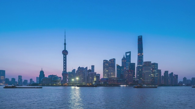 晨光下，黄浦江上上海地标的无人机拍摄场景