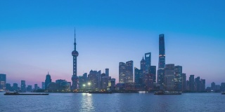 晨光下，黄浦江上上海地标的无人机拍摄场景