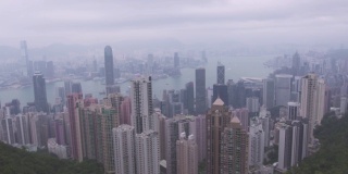 从中国香港维多利亚港山顶俯瞰城市全景。发达城市的高层商业办公大楼和玻璃摩天大楼。鸟瞰图维多利亚港，香港城市