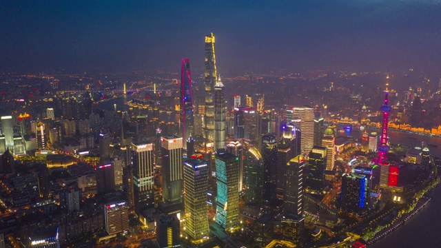 动态4k白天到晚上的时间流逝Hyperlapse航拍无人机拍摄的上海市中心，中国。陆家嘴金融区和城市商业中心。城里有摩天大楼