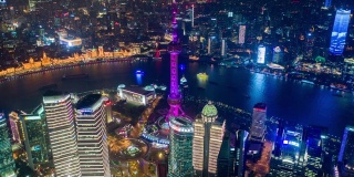 动态4k白天到晚上的时间流逝Hyperlapse航拍无人机拍摄的上海市中心，中国。陆家嘴金融区和城市商业中心。城里有摩天大楼