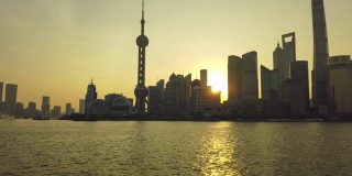 time lapse hyperlapse无人机在清晨日出时拍摄的黄浦江上的上海地标，镜头从右向左移动