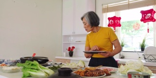 中国老妇人在厨房准备新年食物