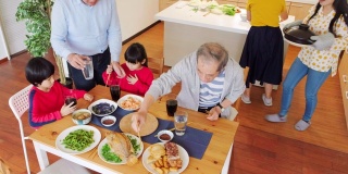 中国几代同堂吃新年食物