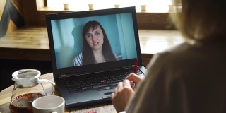 用笔记本电脑进行在线视频通话的女人