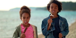 孩子们在海滩上吃冰淇淋