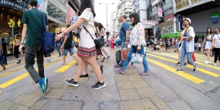 香港九龙亚皆老街行人。