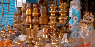 传统的金属炊具和其他铜配件作为纪念品出售
