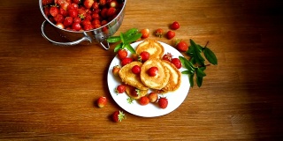 用熟草莓煎的甜煎饼放在盘子里