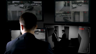 保安盯着公司的监控摄像头，犯罪现场目击者视频素材模板下载