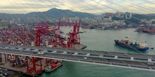 傍晚鸟瞰香港葵青货柜码头及昂船洲大桥
