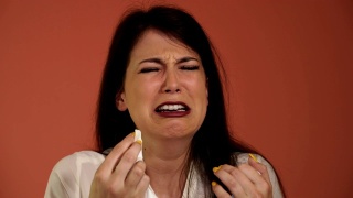 绝望的女人哭视频素材模板下载