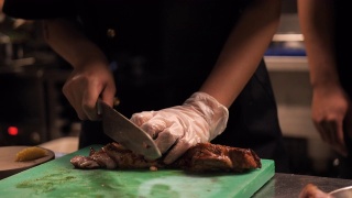 厨师在厨房切排骨和牛排视频素材模板下载
