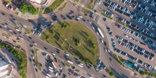 空中4k俯视图的交通在一个圆圈的超缩视频