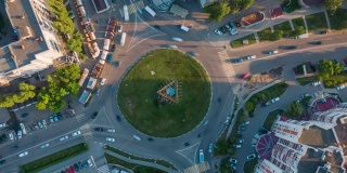 空中4k俯视图的交通在一个圆圈的超缩视频