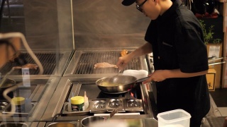 厨师在厨房工作视频素材模板下载