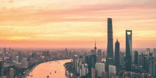 时间推移航拍视频的上海城市天际线在黄昏与戏剧性的天空
