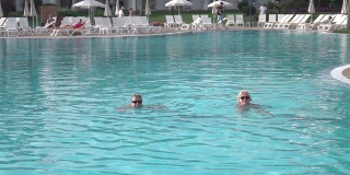 老年夫妇在游泳池慢动作250帧/秒