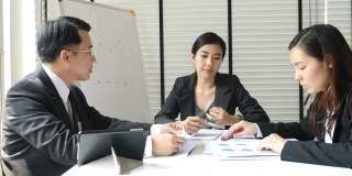 商业女性在团队会议中的领导能力