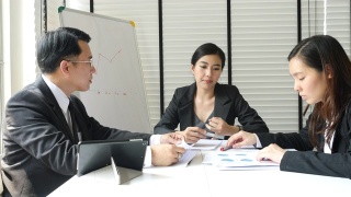 商业女性在团队会议中的领导能力视频素材模板下载