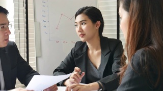 商业女性在团队会议中的领导能力视频素材模板下载