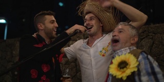 一群男人穿着六月派对的服装，在一个junina派对上唱歌