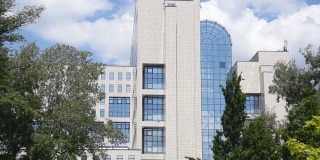 新式现代公共建筑商业建筑，大玻璃窗和大理石立面