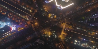 中国上海夜晚复杂的十字路口。鸟瞰图垂直向下视图